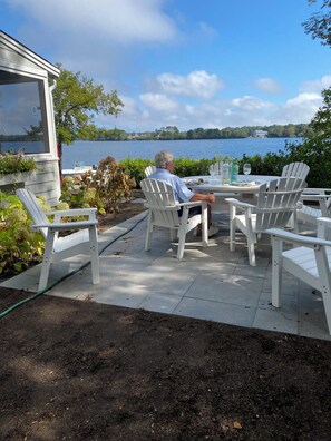Outdoor dining - Charming 4-bedroom cottage on Lake Wequaquet (Barnstable)