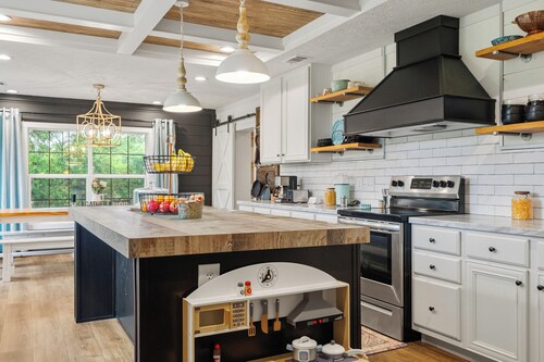 Modern Farmhouse, New Hot Tub, Retro Museum and Fire Pit in Hot Springs!