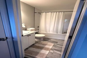 Dusche, Bidet, Handtücher, Seife