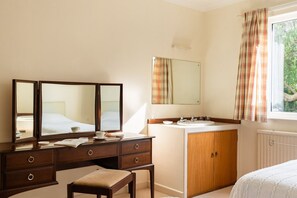 Tabla de planchar con plancha, wifi y ropa de cama 