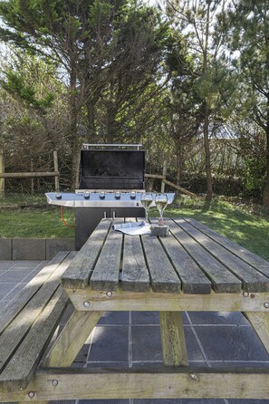 Outdoor dining - Trewinnick Lodge – Hot Tub & Coastal Views (Forrabury and Minster)