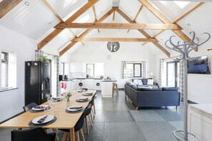 Dining - Trewinnick Lodge – Hot Tub & Coastal Views (Forrabury and Minster)