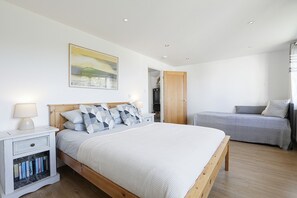 Iron/ironing board, WiFi, bed sheets - Trewinnick Lodge – Hot Tub & Coastal Views (Forrabury and Minster)