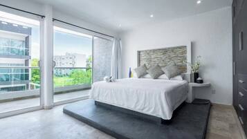 Tabla de planchar con plancha, wifi gratis y ropa de cama