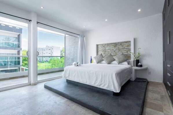 Tabla de planchar con plancha, wifi gratis y ropa de cama 