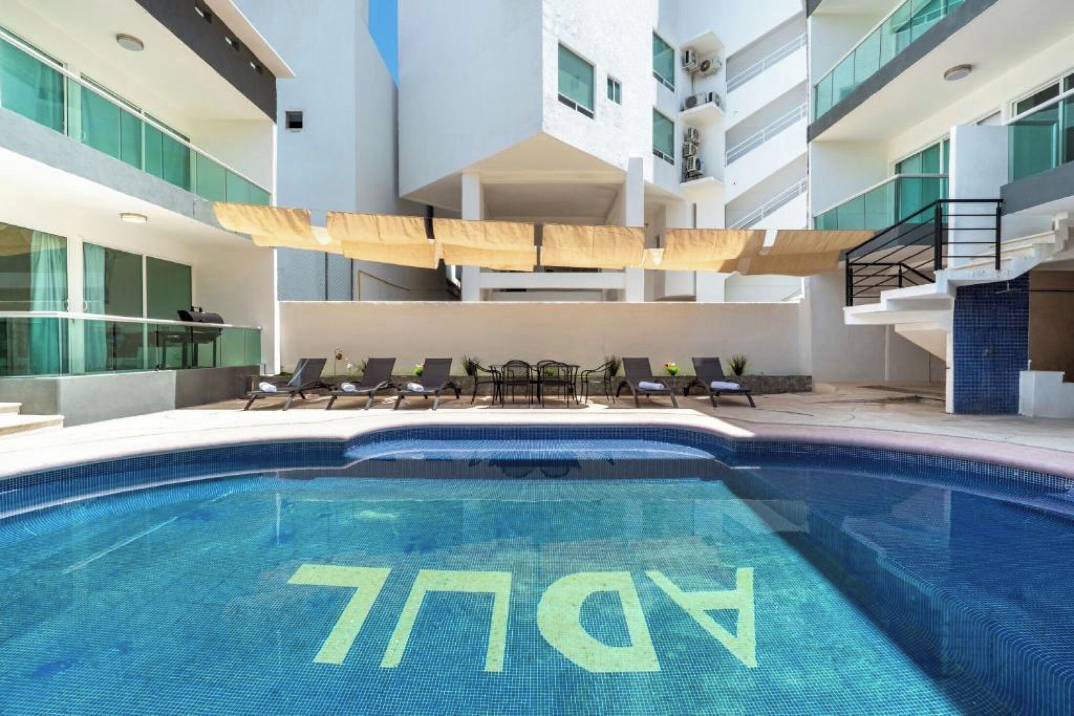 Una piscina al aire libre