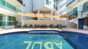 Una piscina al aire libre