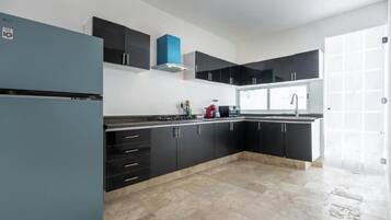 Microwave, stovetop, cookware/dishes/utensils