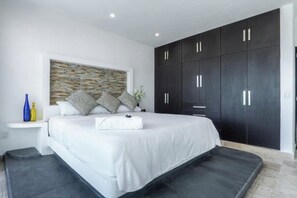 Tabla de planchar con plancha, wifi gratis y ropa de cama 
