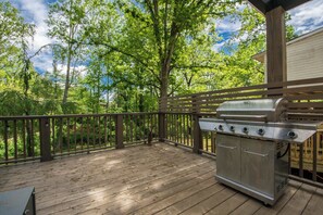 Terrace/patio - 3BR Retreat w/ Deck + Fire Pit | Sleeps 8 | Free Tix (Hendersonville)
