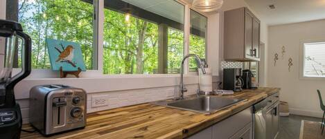 Réfrigérateur, four à micro-ondes, un four, surface de cuisson