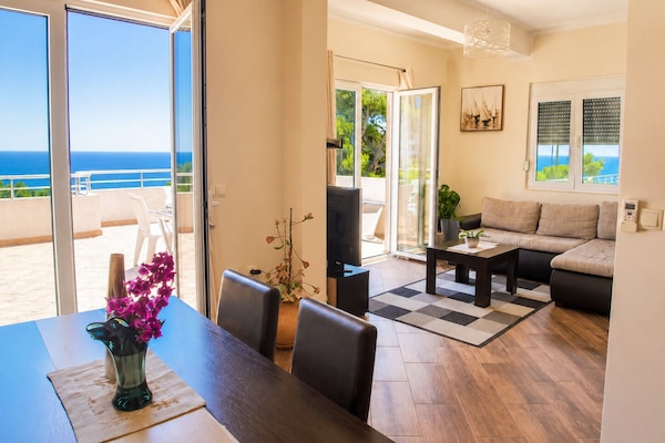 Deluxe Suite, Terrace, Sea View | Living room | 30-inch Smart TV with satellite channels, Netflix, streaming services