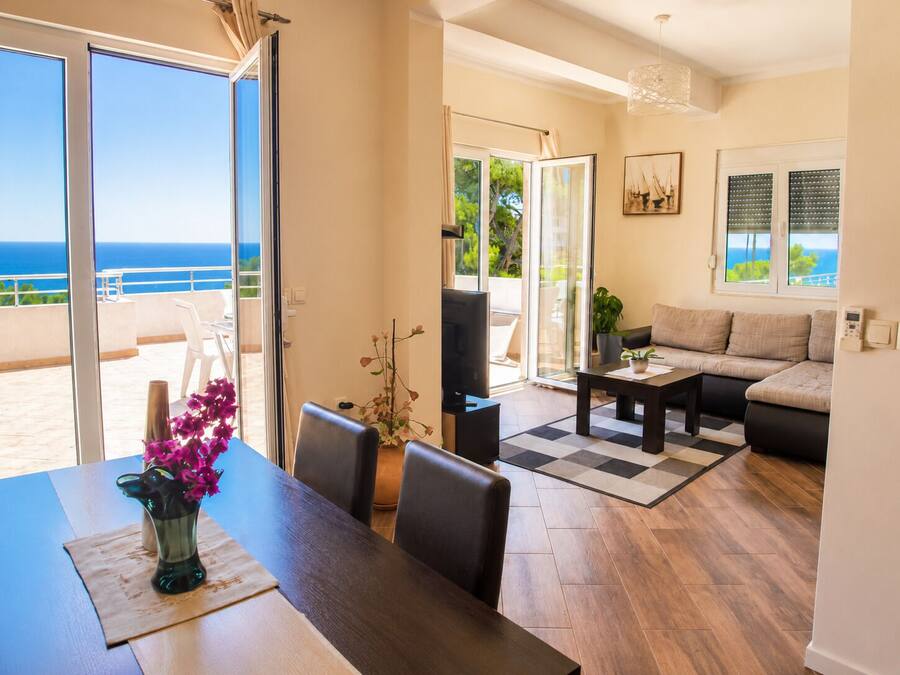 Suite Deluxe, terraza, vistas al mar | Sala de estar | Smart TV de 30 pulgadas con canales por satélite, Netflix