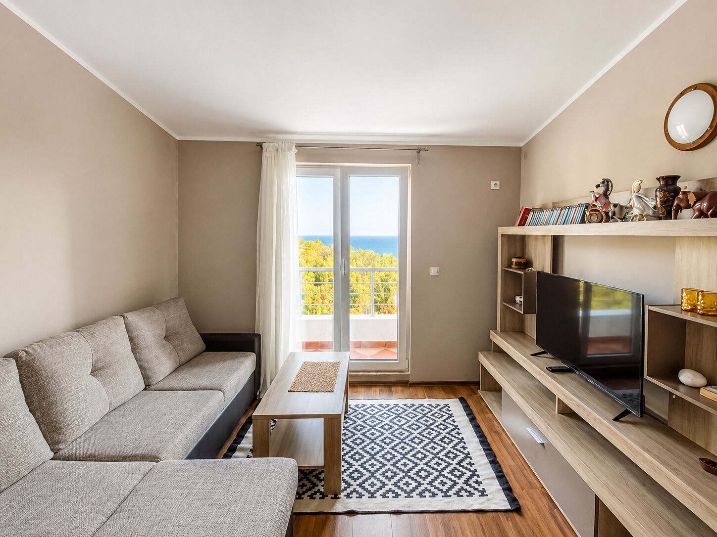Deluxe Penthouse, Terrace, Sea View | Living room | 30-inch Smart TV with satellite channels, Netflix, streaming services