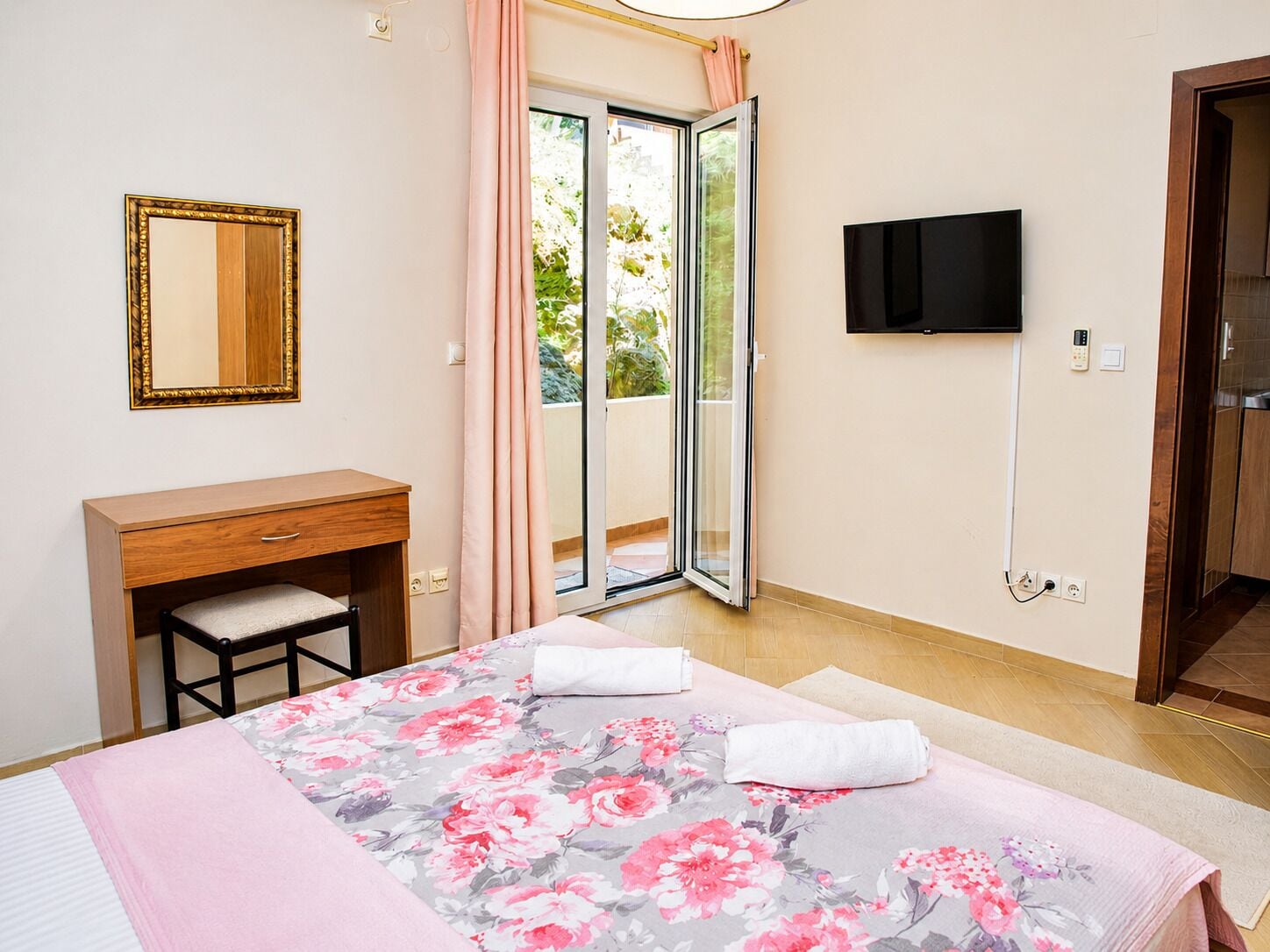 Comfort Double Room, Terrace, Garden View | Individually decorated, individually furnished, desk, soundproofing