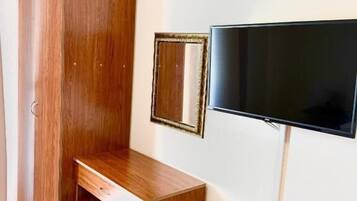 Driepersoonskamer, balkon, uitzicht op de stad | Interieur