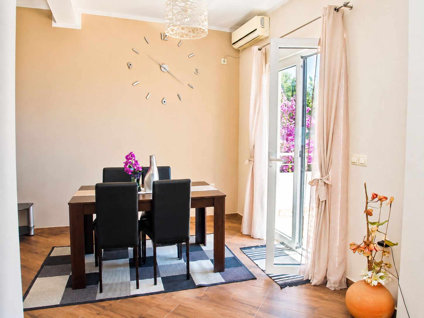 Phòng Suite Deluxe, hiên, quang cảnh biển | Khu vực ăn uống tại phòng