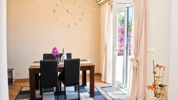 Suite Deluxe, terrazzo, vista mare | Pasti in camera