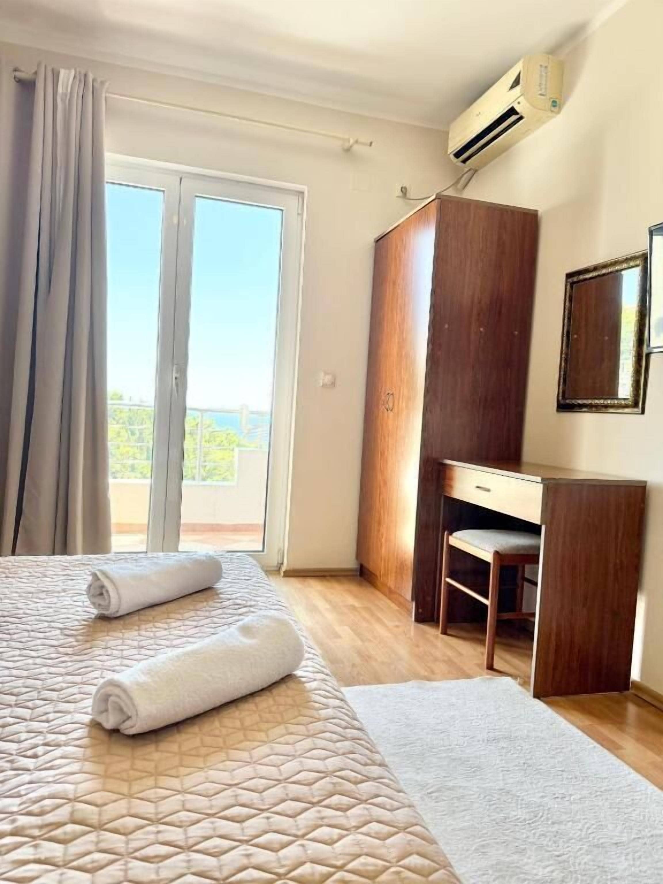 Habitación triple, vista al mar | Decoración personalizada, muebles diferentes y escritorio 