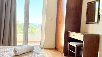 Habitación triple, vista al mar | Decoración personalizada, muebles diferentes y escritorio