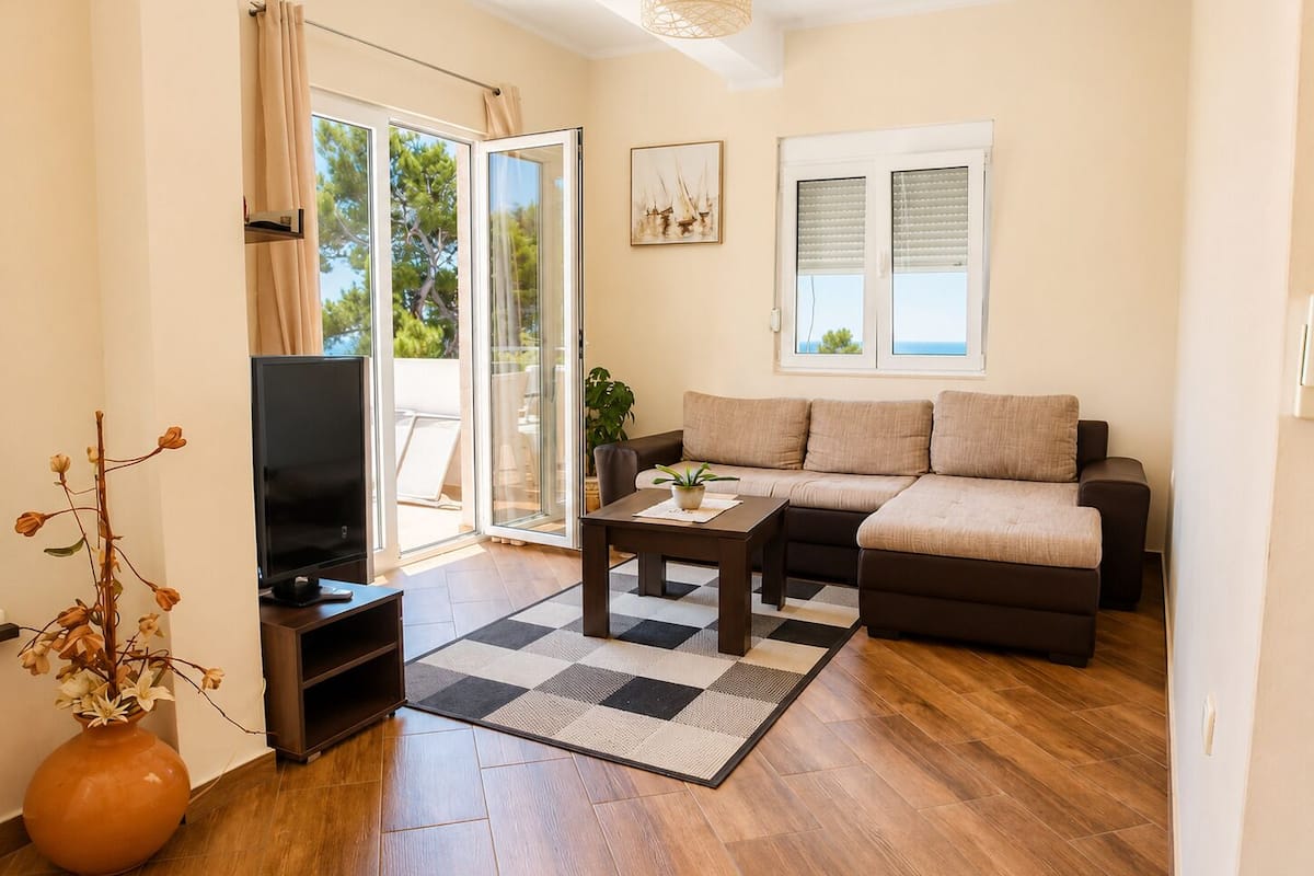 Deluxe Suite, Terrace, Sea View | Living room | 30-inch Smart TV with satellite channels, Netflix, streaming services