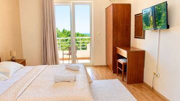 Comfort Triple Room, Terrace, Sea View | Individually decorated, individually furnished, desk, soundproofing