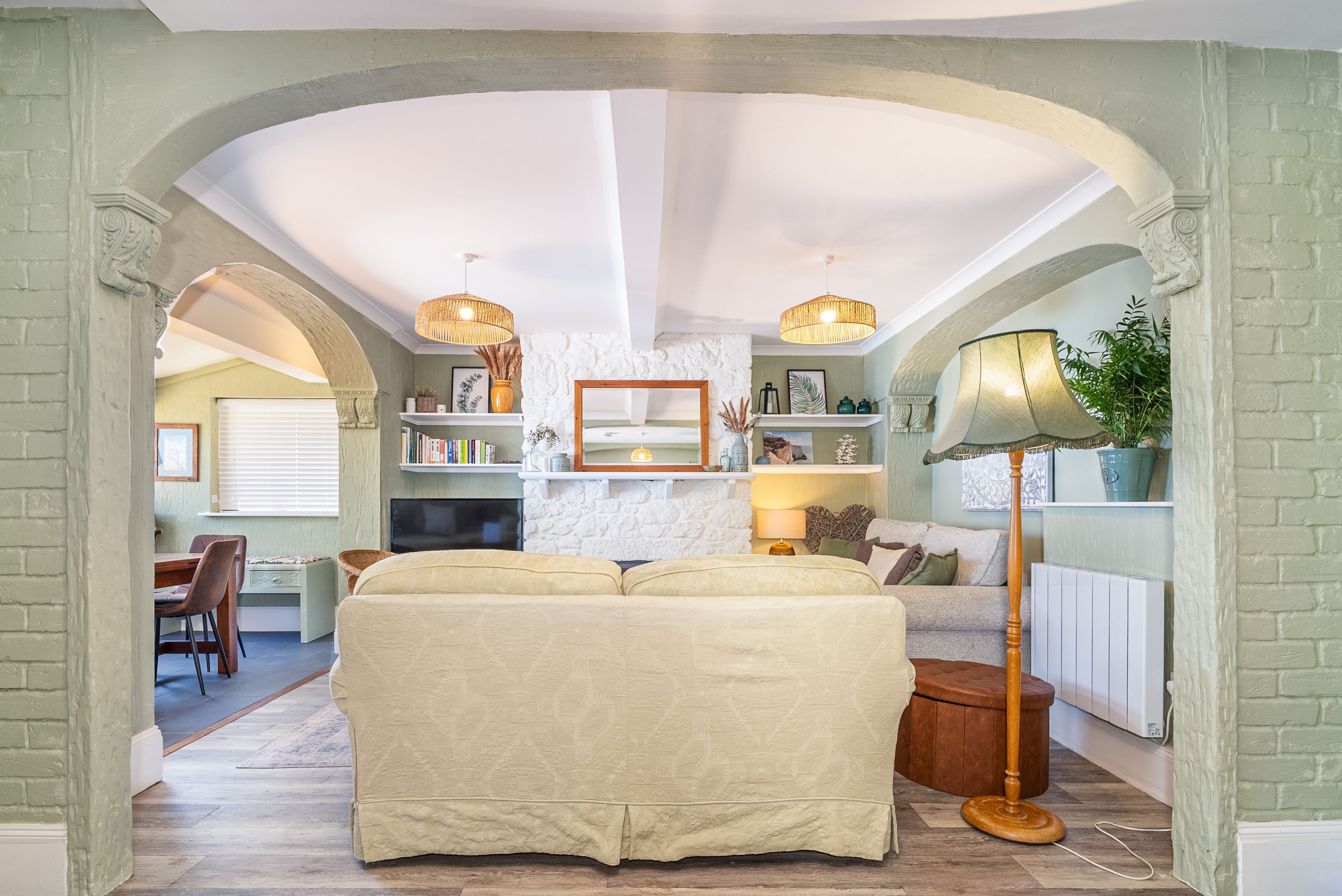 Ein gemütliches Zimmer mit einem Bett, einer Leseecke mit Sessel und Tisch und einem Kamin.