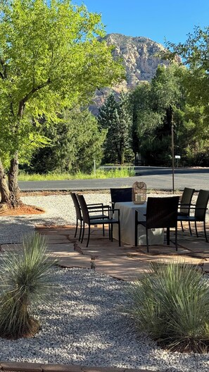Outdoor dining - 4-bedroom house in Sedona with hot tub, firepit & grill - walk to hiking trails (Sedona)