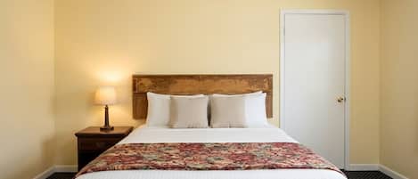 Room, 1 Queen Bed, Non Smoking | Free WiFi, bed sheets