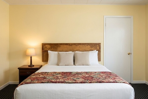Room, 1 Queen Bed, Non Smoking | WiFi (free), bed sheets