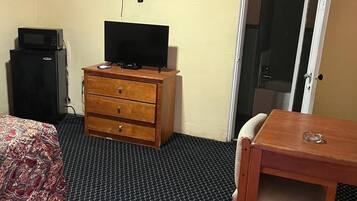 Room, 1 Queen Bed, Non Smoking | Free WiFi, bed sheets