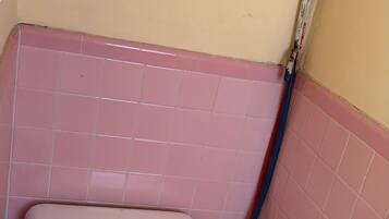 Room, 1 Queen Bed, Non Smoking | Bathroom