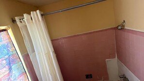 Room, 1 Queen Bed, Non Smoking | Bathroom | Towels