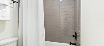 First Floor 3 BR Condo ~ Newly Renovated, Sleeps 8