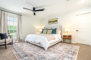 3 bedrooms, free WiFi, bed sheets - First Floor 3 BR Condo ~ Newly Renovated, Sleeps 8 (Auburn)