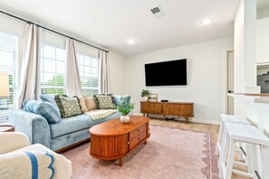 Smart TV - First Floor 3 BR Condo ~ Newly Renovated, Sleeps 8 (Auburn)