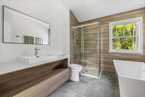 Douche, séchoir à cheveux, serviettes fournies, shampooing