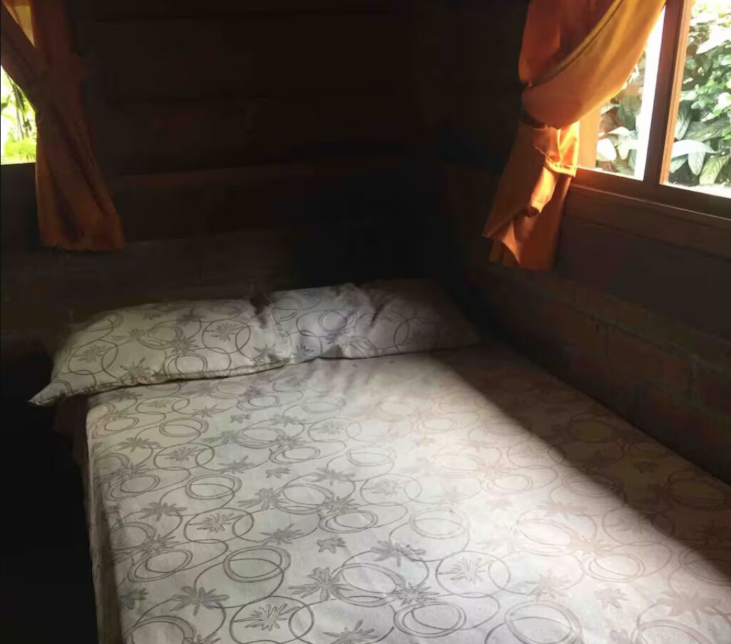 Tabla de planchar con plancha, wifi, ropa de cama