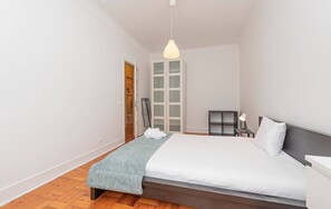 Tabla de planchar con plancha, internet y ropa de cama 
