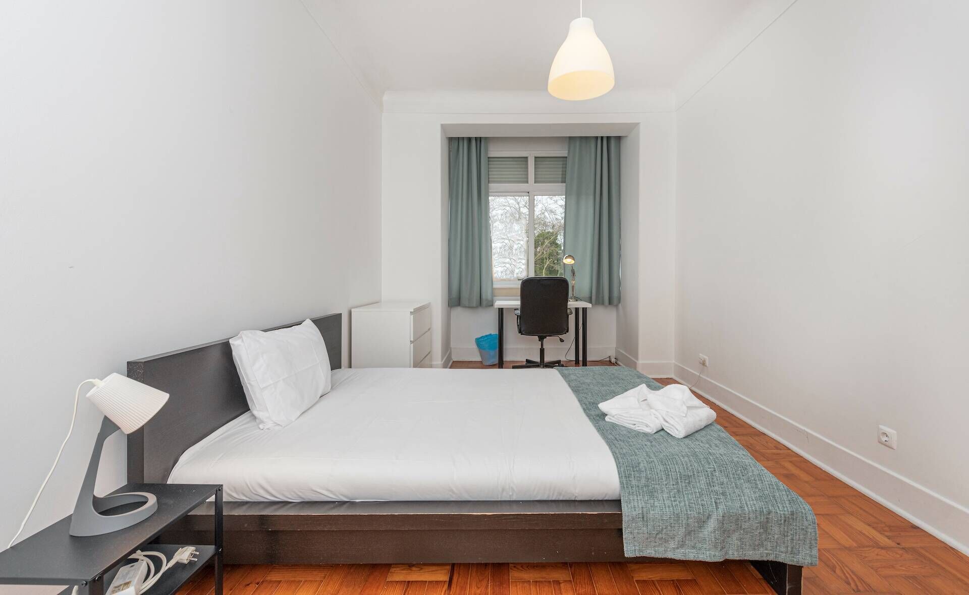 Tabla de planchar con plancha, acceso a internet y ropa de cama 