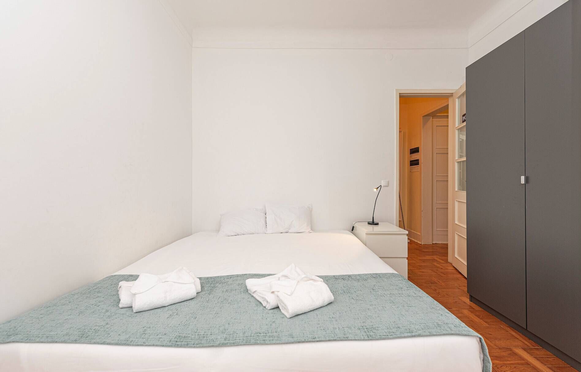 Tabla de planchar con plancha, internet y ropa de cama 