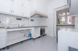 Fridge, microwave, oven, stovetop - HOUZE Spacious Apartment in Lapa near Riverside (Lisboa)