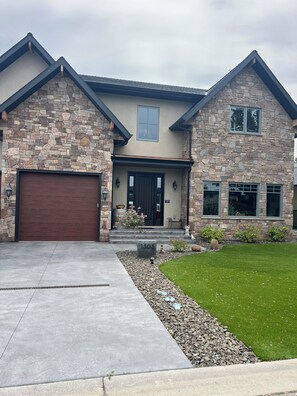 Exterior - Stunning home in Trout Creek nestled between two of Okanagan's BEST beaches! (Summerland)