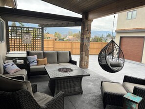Terrace/patio - Stunning home in Trout Creek nestled between two of Okanagan's BEST beaches! (Summerland)