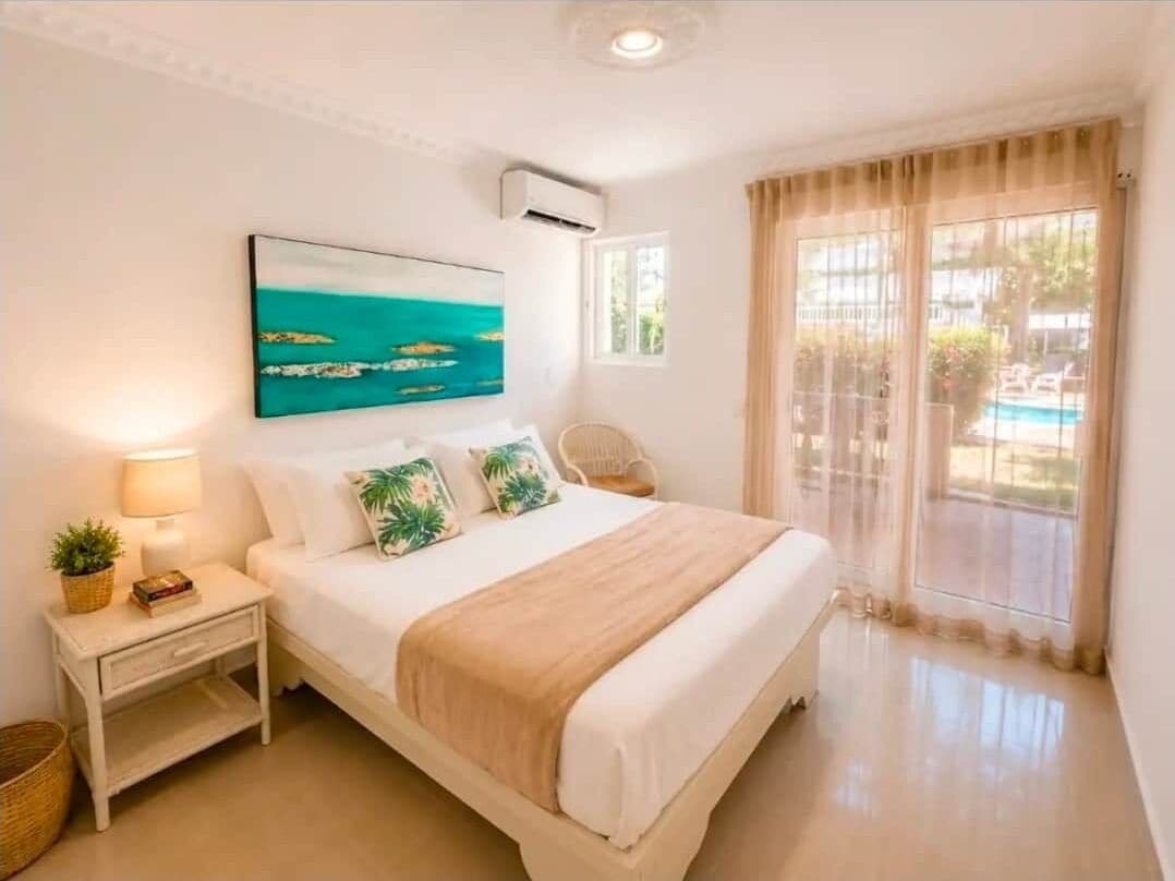 In-room safe, iron/ironing board, WiFi, bed sheets