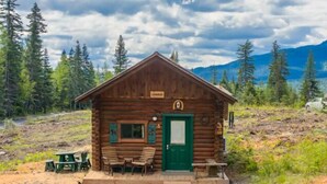 Exterior - Cowboy Log Cabin, Mountain views and Firepit (Bigfork)