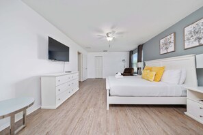 House (Multiple Bedrooms) - Lakeview 7BR Getaway, Pool, Great Location (Kissimmee)