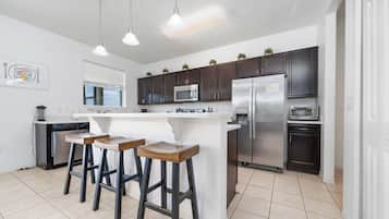 House (Multiple Bedrooms) | Private kitchen | Microwave, oven, stovetop, dishwasher