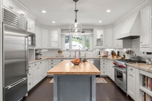 Fridge, microwave, oven, stovetop - Alamo Estate Pool, Hot Tub, Game Room & Mtn Views (Alamo)