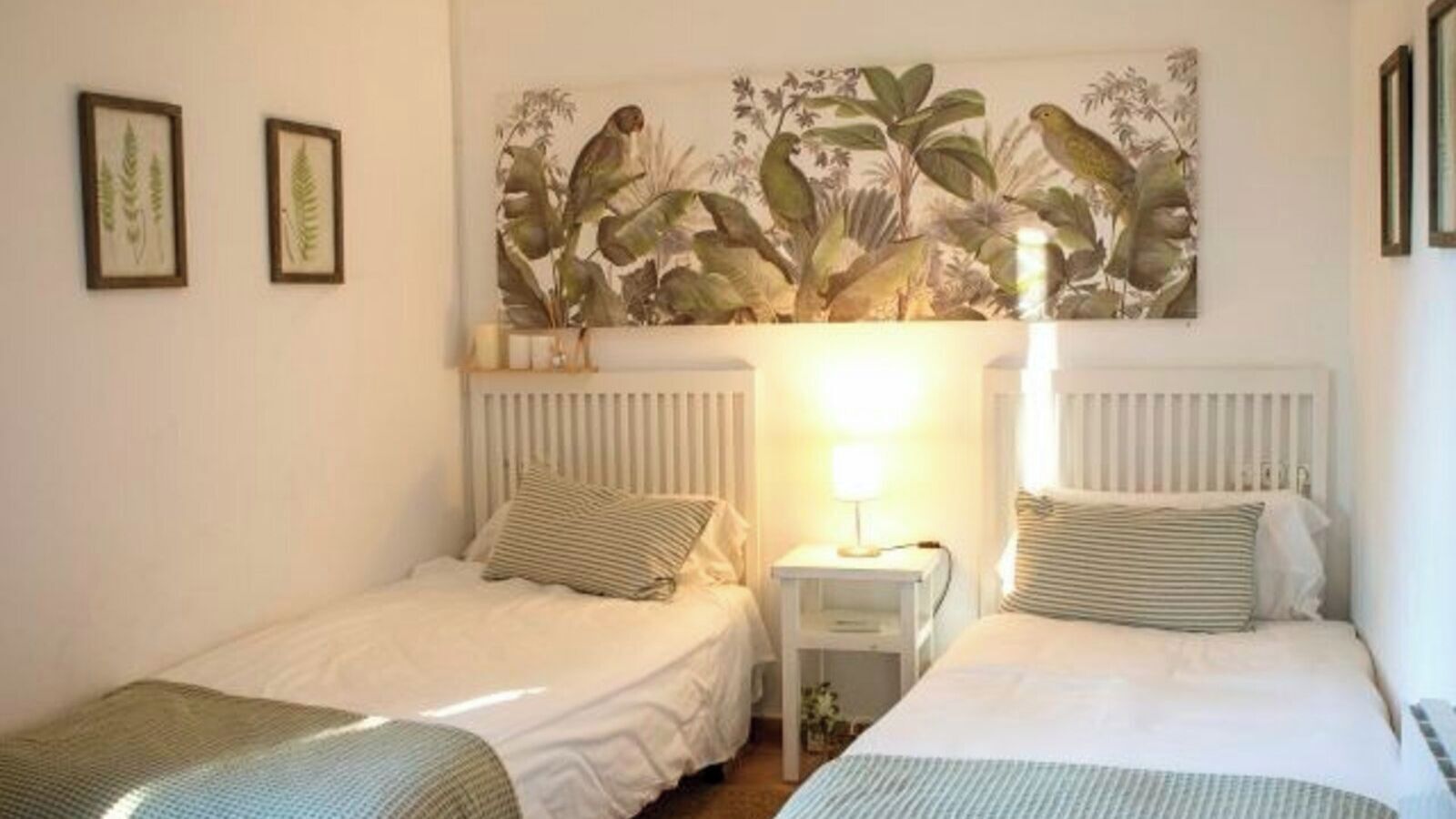 Travel cot, WiFi